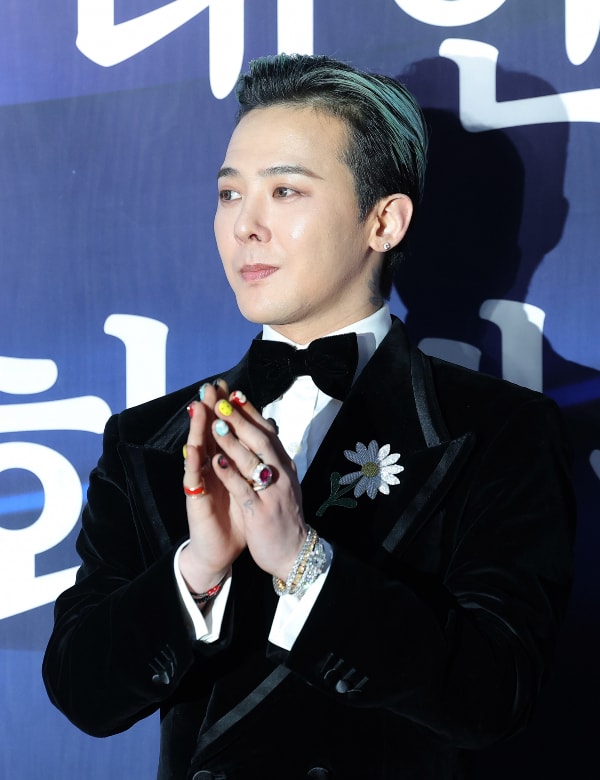사진은 지드래곤이 지난 10월23일 오후 서울 중구 국립극장 해오름극장에서 열린 '2025 대한민국 대중문화예술상 시상식' 레드카펫 행사에서 하트 포즈를 취하고 있는 모습./사진=뉴스1 권현진 기자