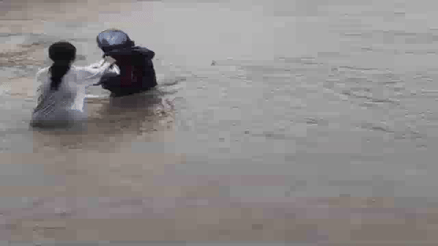 [영상] 400㎜ 물폭탄에 허리까지 물 찼는데 '목숨 건 배달'… 무슨 일?