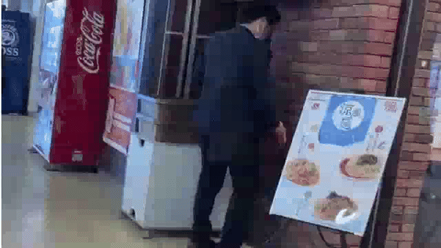 [영상] 벽에 중요 부위 부비적… '여직원 상상하며 음란행위하더라'