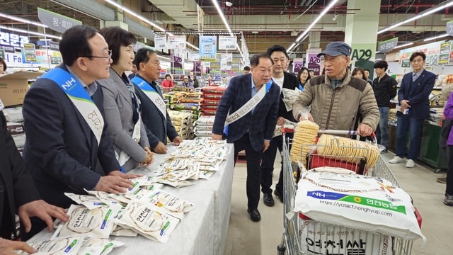 임철진 경기 연천농협 조합장(왼쪽서 네번째)과 김덕현 연천군수(왼쪽 첫번째), 김미경 연천군의회 의장(왼쪽 두번째)이 서울 도봉구 농협창동유통센터에서 연천농협이 주최한 '매일첫쌀 연천쌀' 판촉행사에서 연철쌀을 홍보하고 있다. /사진제공=연천군