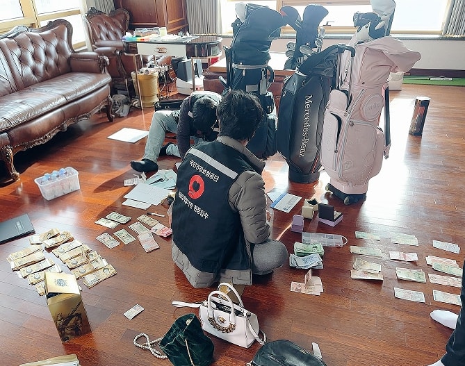 건보공단 직원들이 현장징수를 하고 있다,/사진=건보공단