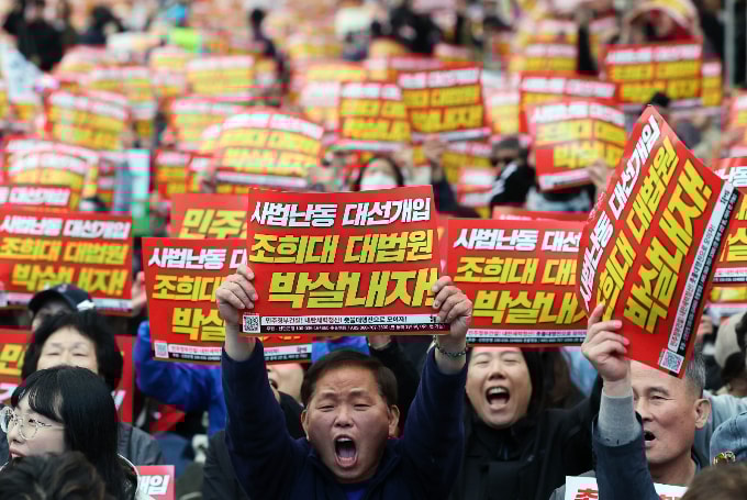 더불어민주당 측이 조희대 대법원장 탄핵 등에 대한 얘기를 꺼내자 이준석 개혁신당 대선후보가 비판했다. 사진은 지난 3일 서울 서초구 대법원 앞에서 열린 촛불대행진에서 참가자들이 대법원의 이 후보 공직선거법 위반 사건 판결을 규탄하는 모습. /사진=뉴스1