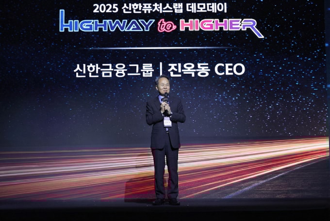 행사에 참석한 진옥동 신한금융그룹 회장이 격려사를 하고 있는 모습./사진=신한금융