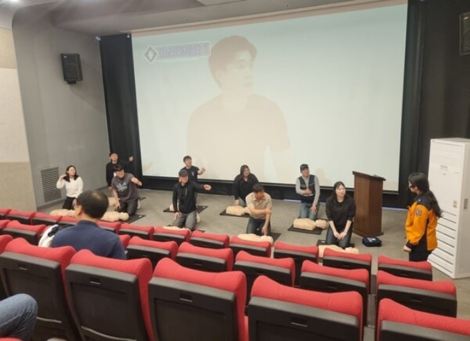 연천소방서 전문강사가 연천군 교통약자이동지원센터 직원을 대상으로 자동심장충격기(AED) 사용법과 심폐소생술 교육을 실시하고 있다. / 사진제공=연천군 교통약자이동지원센터