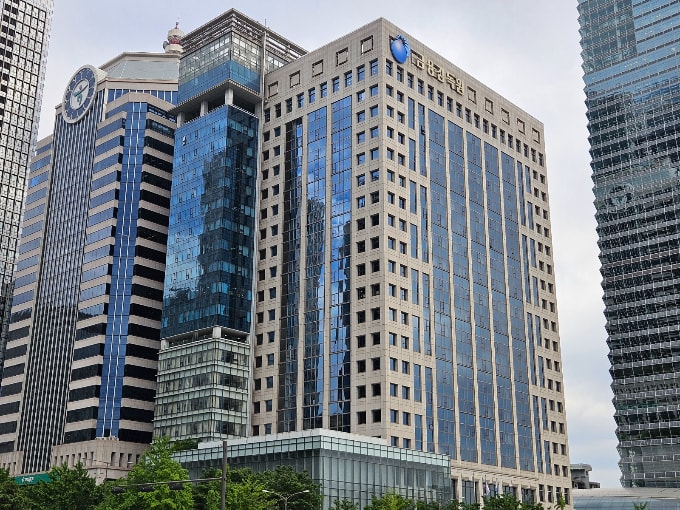 금융감독원이 서울경찰청과 함께 중국인이 총책으로 있는 캄보디아 주식 리딩방 사기조직원 54명을 붙잡아 검찰에 넘겼다. 사진은 서울 여의도 금감원 전경. /사진=머니투데이