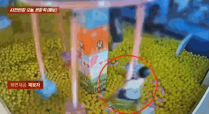 키즈카페 '철심'에 이마 찢어진 3세… '피도 안 닦고 계속 운행' (영상)