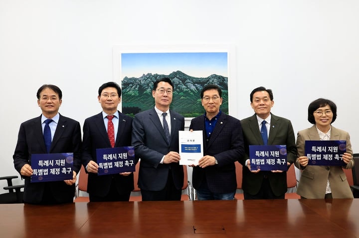 정명근 특례시시장협의회 대표회장(왼쪽 세 번째)을 비롯해 특례시 시장들이 10일 신정훈 국회 행정안전위원회 위원장에게 건의문을 전달하고 기념촬영을 하고 있다. 사진 왼쪽부터 이동환 고양시장, 이상일 용인시장, 정명근 화성시장, 신정훈 행안위원장, 이재준 수원시장, 정숙이 창원시 자치행정국장. /사진제공=화성특례시