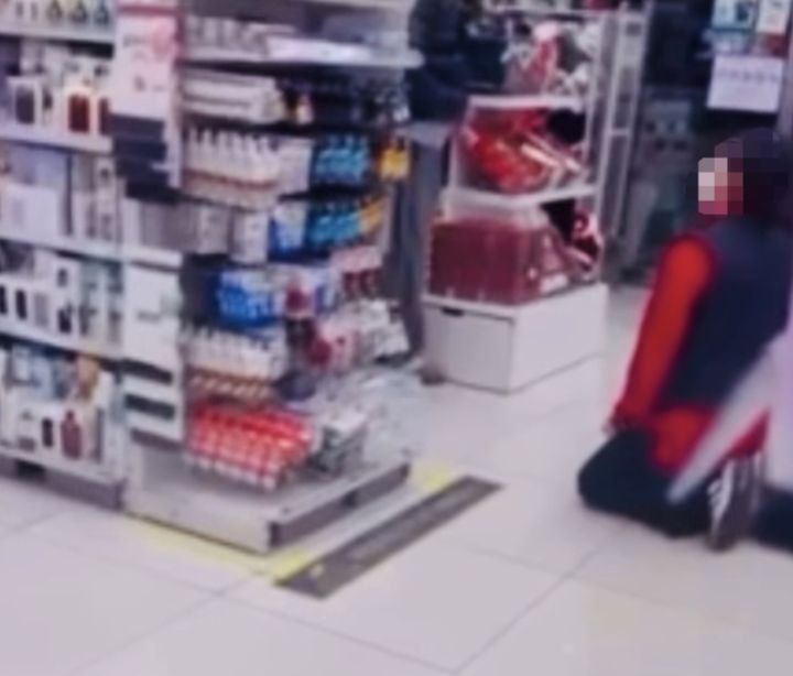 지난 21일 전남의 한 다이소 매장에서 직원이 손님에게 무릎 꿇고 사과하는 영상./사진=스레드 캡처 