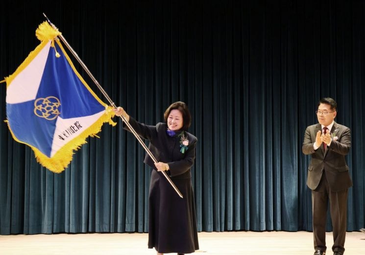 6일 제18대 이미라 신임 원장이 동두천 문화원기를 이양받아 흔들고 있다. /사진제공=동두천시   