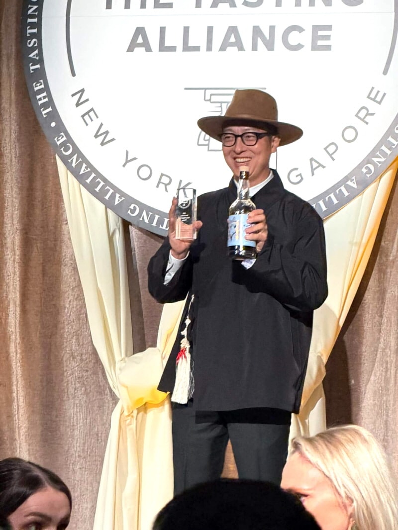 도정한 기원 위스키 대표가 미국 샌프란시스코 세계주류경연대회 2025에서 수상한 트로피와 기원 '시그니처'를 들고 포즈를 취하고 있다. /사진=기원 위스키