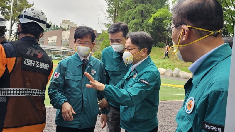 강기정 광주광역시장이 지난 17일 광산구 소촌동 금호타이어 광주공장 화재현장을 찾아 화재진압 과 피해상황 등을 점검하고 있다./사진=광주시