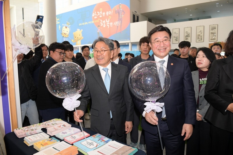 [머니S포토] 강기정 광주시장 '주민자치 공동체 한마당' 참석