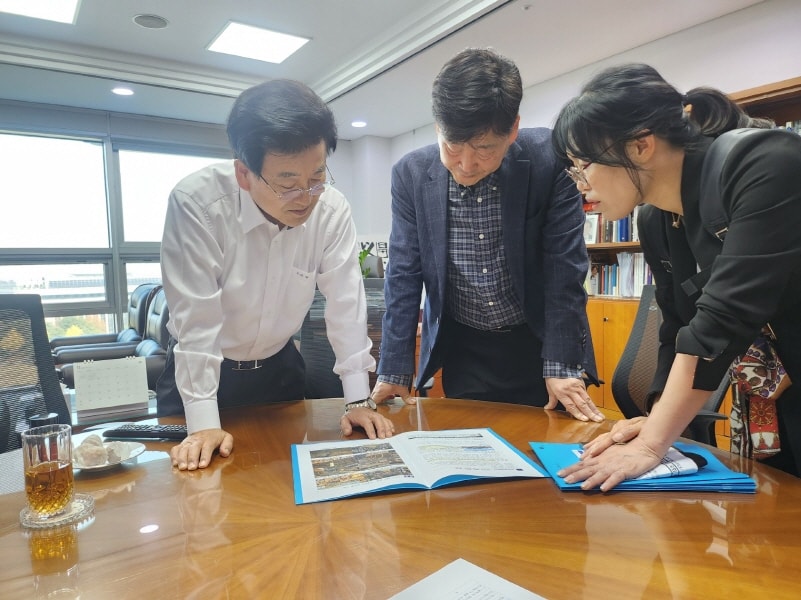 윤동욱 부시장(가운데)이 13일 국회에서 정동영의원(왼쪽)을 만나 전주시 주요사업에 대해 설명하며 예산 반영을 위한 지원을 요청하고 있다./사진제공=전주시