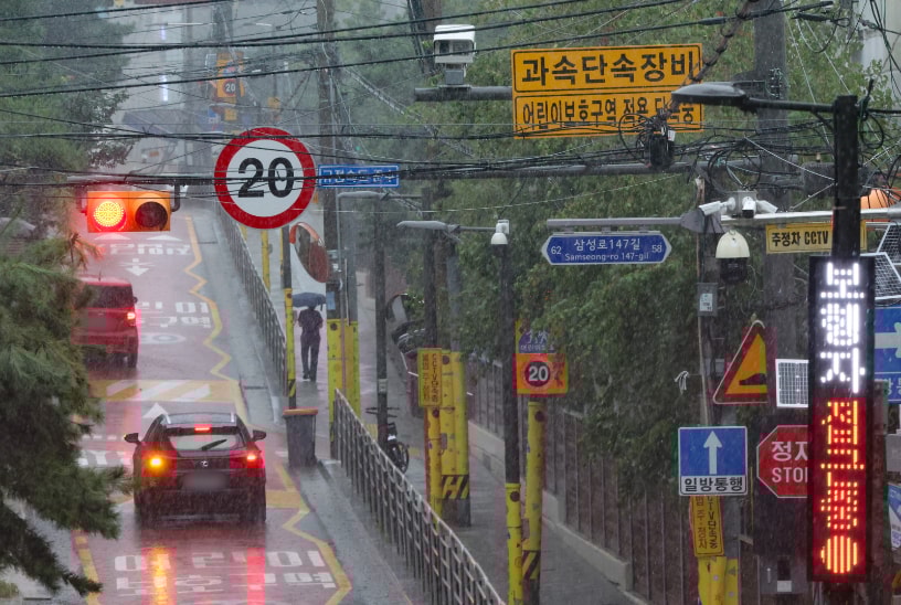 내년 자동차보험료를 최소 3.5% 올려야 한다는 분위기가 확산하고 있다. 사진은 지난 9월24일 서울 시내 한 초등학교 인근 어린이 보호구역 모습. 사진은 기사 내용과 직접적인 관계가 없음 /사진=황준선