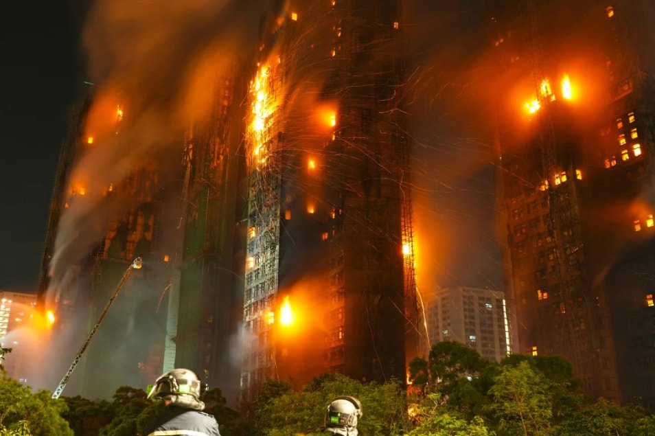 홍콩 경찰이 타이포 지역 초고층 아파트 대형 화재 사건과 관련해 아파트 보수공사를 진행하던 건설사 임원과 컨설던트 3명을 체포했다. 사진은 화재 사고 현장의 모습. /사진=사우스차이나모닝포스트 홈페이지 캡처