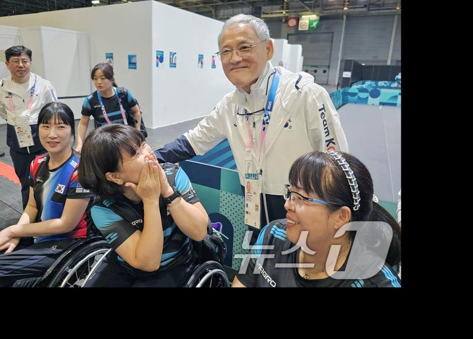 유인촌 문화체육관광부 장관이 29일(현지시간) 프랑스 파리 아레나 파리 수드에서 파리패럴림픽 대한민국 탁구대표팀을 격려하고 있다.(문화체육관광부 제공) 2024.8.31/뉴스1 ⓒ News1 민경석 기자