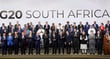 [요하네스버그=뉴시스] 최동준 기자 = 이재명(앞줄 오른쪽 네번째) 대통령이 22일(현지 시간) 남아프리카공화국 요하네스버그 엑스포 센터에서 열린 G20 정상회의에서 공식 단체사진 촬영을 하고 있다.  앞줄 오른쪽부터 파블로 키르노 아르헨티나 외교부 장관, 파이살 빈 파르한 알 사우드 사우디아라비아 외무장관, 키어 스타머 영국 총리, 이 대통령, 나렌드라 모디 인도 총리, 프리드리히 메르츠 독일 총리, 에마뉘엘 마크롱 프랑스 대통령, 마크 카니 캐나다 총리, 주앙 로렌수 아프리카연합(AU) 의장, 올해 의장인 시릴 라마포사 남아프리카공화국 대통령, 루이스 이나시우 룰라 다시우바 브라질 대통령, 앤서니 앨버니지 호주 총리, 리창 중국 총리, 안토니우 코스타 유럽연합(EU) 정상회의 상임의장, 우르줄라 폰데어라이엔 유럽연합(EU) 집행위원장, 기브란 라카부밍 라카 인도네시아 부통령, 다카이치 사나에 일본 총리, 레젭 타입 에르도안 튀르키예 대통령, 에드가르 아브람 아마도르 사모라 멕시코 재무부 장관, 막심 오레쉬킨 러시아 대통령실 부비서실장, 조르지아 멜로니 이탈리아 총리. (사진=G20 조직위원회 제공) 2025.11.23. photo@newsis.com  *재판매 및 DB 금지 /사진=최동준
