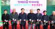 김성제 의왕시장(왼쪽에서 네 번째)이 26일 참석자들과 &#039;청계맑은숲 먹거리마을 골목상권 특화거리 조성&#039; 준공식에서 테이프를 자르고 있다. /사진제공=의왕시 