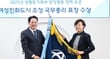 27일 열린 여성친화도시 조성 부문 안양시 &#039;국무총리&#039; 표창 전수식에서 최대호 안양시장(왼쪽)이 시 관계자로부터 깃발을 전달받고 있다. /사진제공=안양시