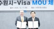 11일 수원시청에서 이재준 수원시장(오른쪽)과 패트릭 스토리 비자 코리아 사장이 협약을 체결하고 사진을 촬영하고 있다. /사진제공=수원시