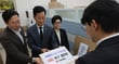 국민의힘이 정기국회 본회의에서 필리버스터 도중 마이크를 끈 우원식 국회의장 사퇴를 촉구하는 결의안을 국회 의안과에 제출했다. 사진은 11일 최은석 국민의힘 원내수석대변인(가운데)과 같은당 박수민, 강선영 의원이 서울 여의도 국회 의안과에서 우원식 의장 사퇴 촉구 결의안을 제출하는 모습./사진=뉴시스