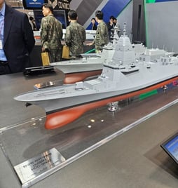 '2025 MADEX'에 전시된 HD현대중공업의 한국형 차기구축함(KDDX) 모형. /사진=최유빈 기자