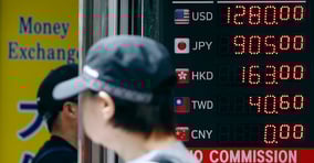 18일 서울 명동의 한 환전소에서 외국인이 환전을 하고 있다. 올해 4월 말 100엔당 1000원 안팎이던 원·엔 환율은 현재 900엔대 초반으로, 2015년 6월(최저 100엔=880원) 이후 8년 만에 최저 수준으로 떨어졌다./사진=뉴시스