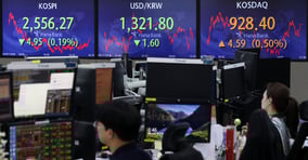 31일 코스피가 전 거래일(2651.22)보다 4.95포인트(0.19%) 하락한 2556.27에, 코스닥지수는 전 거래일(923.81)보다 4.59포인트(0.50%) 오른 928.40에 거래를 종료했다. /사진=뉴시스