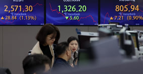 코스피가 전 거래일(2542.46)보다 16.94포인트(0.67%) 상승한 2559.40에 개장한 2일 오전 서울 중구 하나은행 딜링룸에서 딜러들이 업무를 보고 있다./사진=뉴시스