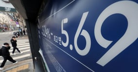 (서울=뉴스1) 박정호 기자 = 미래 금리변동 위험을 총부채원리금상환비율(DSR)에 정교히 반영한 &#039;스트레스 DSR&#039; 시행을 하루 앞둔 25일 서울 시내의 한 은행 영업점 외벽에 부동산 담보대출 금리표가 붙어 있다.   스트레스 DSR 제도란 변동금리 대출 등을 이용하는 차주가 대출 이용 기간에 금리상승으로 인해 원리금 상환 부담이 상승할 가능성 등을 고려해 DSR 산정 시 일정 수준의 가산금리(스트레스 금리)를 부과하는 제도로 올해 상반기까지 적용되는 스트레스 금리는 0.38%이다. 2024.2.25/뉴스1  Copyright &amp; /사진=(서울=뉴스1) 박정호 기자