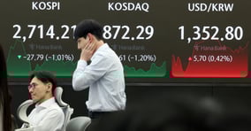  5일 오후 서울 중구 하나은행 딜링룸에서 직원이 업무를 보고 있다.  이날 코스피는 전날 대비 27.79포인트(p)(1.01%) 하락한 2714.21로, 코스닥은 10.61p(1.20%) 하락한 872.29로 장을 마쳤다. 원·달러 환율은 전날보다 5.9원 오른 1353.0원으로 마감했다. /사진=뉴스