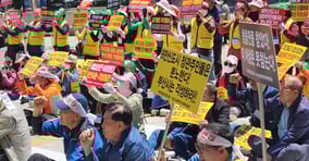 기장군 정관읍민들이 지난 16일 부산시청 광장에서 부산시 규탄집회를 하고 있다./사진=김동기 기자