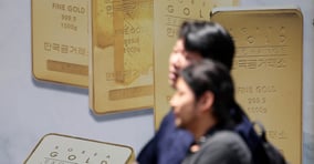 시민들이 서울 종로구 한국금거래소 앞을 지나가고 있다./사진=뉴시스