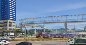 부산역에 연결된 보행로의 임시가교의 기형적인 모습/사진=김동기 기자