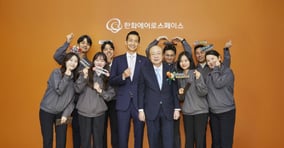 김승연 한화그룹 회장과 김동관 부회장이 지난 5월20일 한화에어로스페이스 창원사업장에서 직원들과 기념촬영을 하고 있다. / 사진=한화그룹 /사진=(서울=뉴스1)