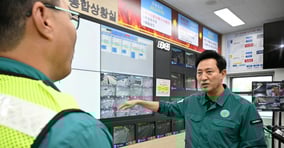 오세훈 서울시장이 장마철을 앞두고 안전 관리에 속도를 내고 있다. 사진은 오 시장이 도봉지하차도 통합상황실을 찾아 근무자에게 침수 대비를 위해 철저한 관리를 당부하고 있는 모습. /사진=서울시 제공