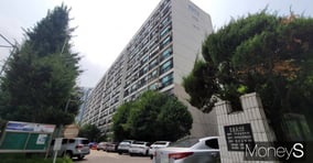 준공 41년 된 서울 서초구 신반포16차 아파트 재건축 시공사가 대우건설로 결정됐다. 사진은 단지 전경. /사진=김창성 기자