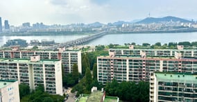 서울 서초구 잠원동 &#039;신반포 2차&#039; 재건축 사업 현장설명회에 10대 건설 포함 총 10개 건설업체가 참석하며 관심을 보였다. 공사비 관련 잡음 없이 공사가 진행될 수 있을지 관심이 모인다. 사진은 신반포 2차 아파트 단지 전경. /사진=김성아 기자