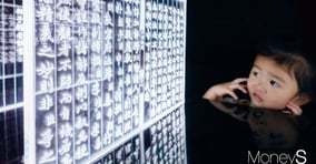 제578돌 한글날을 앞두고 국립한글박물관을 찾은 아이들이 LED 조명을 비춰 구현한 훈민정음 전시물을 살펴보고 있다. /사진=임한별 기자