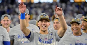 한국계 미국인 토미 에드먼이 LA다저스와 뉴욕 메츠 간의 맞대결에서 맹활약하며 팀을 월드시리즈로 이끌었다. 사진은 21일(한국시각) LA다저스 소속 내야수 토미 에드먼이 팀의 월드시리즈 진출을 기뻐하는 모습. /사진=로이터