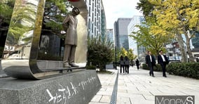 대한민국 최초 만화가 실린 대한민보가 있던 서울 종로구 수송동에 위치한 &#039;한국만화, 여기서 시작하다&#039;기념 조형물 모습. /사진=장동규 기자