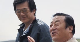 (사진 오른쪽부터) 고(故) 조중훈 한진그룹 창업회장과 아들인 고 조양호 한진그룹 선대회장이 1979년 제동목장에서 대화를 나누는 모습. /사진=한진그룹