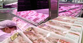 파를 제외한 대부분 채솟값이 내리고 돼지고기 삼겹살 값도 싼 편이다. 지난 7월 서울의 한 대형마트에서 직원이 삼겹살 판매대를 정리하고 있다. /사진=뉴시스