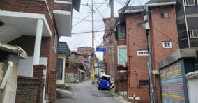 사업비 1조6000억원 규모 서울 용산구 한남4재정비촉진구역(한남4구역) 시공권을 두고 삼성물산 건설부문과 현대건설이 맞붙었다. 사진은 서울 용산구 보광동 360번지 일대에 위치한 한남4구역의 노후 주택가 골목 /사진=이화랑 기자