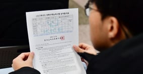 2025학년도 대학수학능력시험(수능) 성적표가 6일 배부된 가운데 서울 종로구 대학로 동성고등학교 3학년 교실에서 학생들이 수능 성적표를 담당 교원에게  받아서 확인하고 있다. /사진=임한별 기자