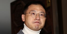 김상욱 국민의힘 의원이 국민의힘 의원 중 세 번째로 윤석열 대통령 탄핵소추안 표결에 참여했다. 사진은 김상욱 국민의힘 의원이 7일 오후 국회 본회의에서 윤석열 대통령의 탄핵소추안에 대한 표결에 동참한 뒤 기자회견을 하며 울먹이는 모습. /사진=뉴스