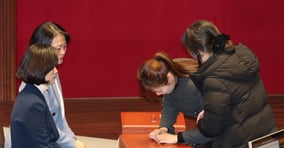  김예지 의원이 윤석열 대통령 탄핵에 찬성표를 던졌다고 밝혔다. 사진은 김 의원이 윤석열 대통령 탄핵소추안 투표하는 모습. /사진=뉴시스