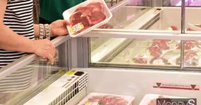 소고기 안심 값이 전주 대비 10%대로 올랐다. 한 대형마트에서 소비자가 소고기를 들고 있다. /사진=임한별 기자