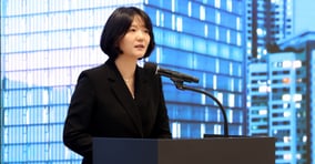 최수연 네이버 대표가 지난 19일 오전 경기 성남시 분당구 네이버 1784에서 열린 국회 과학기술정보통신위원회의 &#039;국내 AI 산업 발전 위한 현장 소통 강화&#039; 현장 방문에서 환영사를 하고 있다. /사진=뉴시스