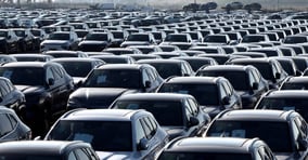 지난해 1월 한국에 진출한 중국 최대 전기차 업체 BYD가 별도의 법인을 설립해 국내 중고차 시장을 노리고 있는 가운데 한국이 중국 전기차에 특별관세를 부과하는 주요국들의 수출을 위한 경유지가 될 것이라는관측이 나온다. 지난해 10월 벨기에 제브뤼허 항에 주차된 신차들 가운데 중국에서 생산된 BYD 전기차들의 모습. /사진=로이터 